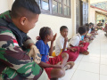 Satgas Pamtas Yonif Raider 142/KJ Mengajar Senam Pagi SD
