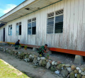 satgas-pamtas-yonif-raider-142kj-perbaiki-gereja-bersama-jemaat_20220926_122546.jpg
