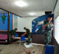 Satgas Pamtas Yonif Raider 142/KJ Perbaiki Gereja Bersama Jemaat