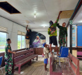 Satgas Pamtas Yonif Raider 142/KJ Perbaiki Gereja Bersama Jemaat