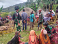 Satgas RI-PNG Yonif Raider 142/KJ Bantu Perdamaian Perang Suku