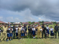 Satgas Yonif 126/KC Bagi Perlengkapan Sekolah Pelajar Perbatasan