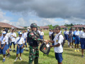 Satgas Yonif 126/KC Bagi Perlengkapan Sekolah Pelajar Perbatasan