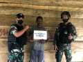 Satgas Yonif 126/KC Bagikan Bendera Merah Putih Kepada Masyarakat Di Perbatasan Papua