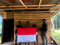 satgas-yonif-126kc-bagikan-bendera-merah-putih-kepada-masyaraka_20220813_080644.jpg