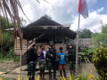 Satgas Yonif 126/KC Bagikan Bendera Merah Putih Kepada Masyarakat Di Perbatasan Papua
