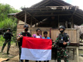 Satgas Yonif 126/KC Bagikan Bendera Merah Putih Kepada Masyarakat Di Perbatasan Papua