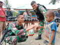 satgas-yonif-126kc-bagikan-sembako-untuk-warga-perbatasan_20220408_194550.jpg