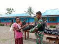 Satgas Yonif 126/KC Bagikan Sembako Untuk Warga Perbatasan