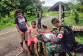 Satgas Yonif 126/KC Obati Anak di Perbatasan Papua