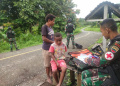 satgas-yonif-126kc-obati-anak-di-perbatasan-papua_20220227_113826.jpg