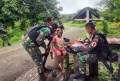 Satgas Yonif 126/KC Obati Anak di Perbatasan Papua