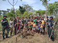 Satgas Yonif 126/KC Panen Singkong Bersama Masyarakat Satgas Yonif 126/KC Panen Singkong Bersama Masyarakat