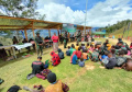 satgas-yonif-mekanis-203ak-ajak-anak-papua-belajar_20221104_154343.jpg