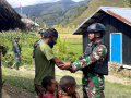 satgas-yonif-mekanis-203ak-beri-kado-keluarga-yang-baru-melahir_20230314_154843.jpg