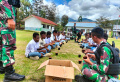 Satgas Yonif Raider 142/KJ Ajak Siswa Sekolah Minum Susu