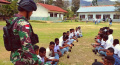 Satgas Yonif Raider 142/KJ Ajak Siswa Sekolah Minum Susu