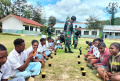 Satgas Yonif Raider 142/KJ Ajak Siswa Sekolah Minum Susu
