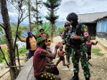 Satgas Yonif Raider 142/KJ Bagikan Multivitamin Masyarakat Papua