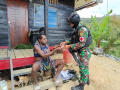 satgas-yonif-raider-142kj-bagikan-multivitamin-masyarakat-papua_20221111_151509.jpg