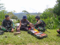satgas-yonif-raider-142kj-berikan-layanan-kesehatan-keliling_20230202_113535.jpg