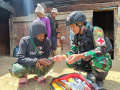 Satgas Yonif Raider 142/KJ Berikan Layanan Kesehatan Keliling