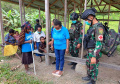 Satgas Yonif Raider 142/KJ dan Puskesmas Kelila Gelar Imunisasi