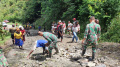 satgas-yonif-raider-142kj-kerja-bakti-bersama-warga-kelila_20230215_101001.jpg