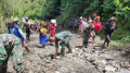 Satgas Yonif Raider 142/KJ Kerja Bakti Bersama Warga Kelila