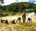 Satgas Yonif Raider 142/KJ Laksanakan Kerja Bakti