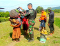 satgas-yonif-raider-142kj-membeli-hasil-kebun-mama-papua_20221102_141823.jpg