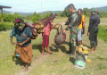 Satgas Yonif Raider 142/KJ Membeli Hasil Kebun Mama Papua