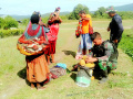Satgas Yonif Raider 142/KJ Membeli Hasil Kebun Mama Papua
