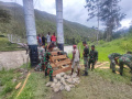 Satgas YR 142/KJ Bersama Warga Perbaiki Tangga Jembatan