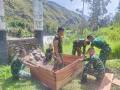 Satgas YR 142/KJ Bersama Warga Perbaiki Tangga Jembatan
