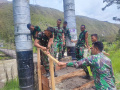Satgas YR 142/KJ Bersama Warga Perbaiki Tangga Jembatan