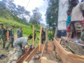 Satgas YR 142/KJ Bersama Warga Perbaiki Tangga Jembatan
