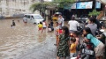 sejumlah-anak-bermain-di-genangan-air-luapan-kali-sabi_20210203_175704.jpg