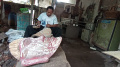Seniman Ukir dari Kayu Limbah