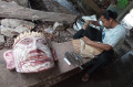 Seniman Ukir dari Kayu Limbah