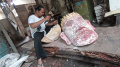 Seniman Ukir dari Kayu Limbah
