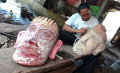 Seniman Ukir dari Kayu Limbah