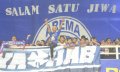Seorang Aremania Memberikan Jempol Kepada Tim Singo Edan