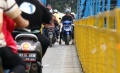 Sepeda Motor Kembali Bisa Melintas Jembatan Gantung