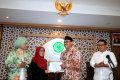 Serah Terima Wakaf Asuransi Jiwa Syariah
