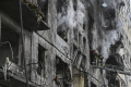 serangan-rusia-luluh-lantakan-apartemen-di-kyiv_20220315_110632.jpg