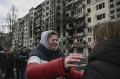 Serangan Rusia Luluh Lantakan Apartemen di Kyiv