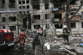 Serangan Rusia Luluh Lantakan Apartemen di Kyiv