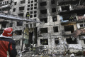 Serangan Rusia Luluh Lantakan Apartemen di Kyiv