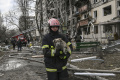 Serangan Rusia Luluh Lantakan Apartemen di Kyiv